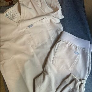 Catarina One-Pocket Scrub Top (S) & Zamora Jogger Scrub Pants (M) Color:Boulder